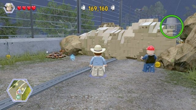 Pobiegnij za turkusowymi klockami, które doprowadzą cię do blokady na drodze i podejdź do lewej strony - Utrata mocy | Jurasic Park - opis przejścia - LEGO Jurassic World - poradnik gry