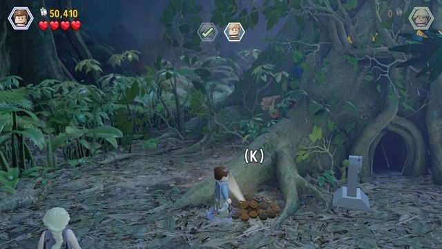 Jako Grant, zbliż się do kupki ziemi pokazanej na obrazku i wykop z niej obręcz do mechanizmu - Utrata mocy | Jurasic Park - opis przejścia - LEGO Jurassic World - poradnik gry