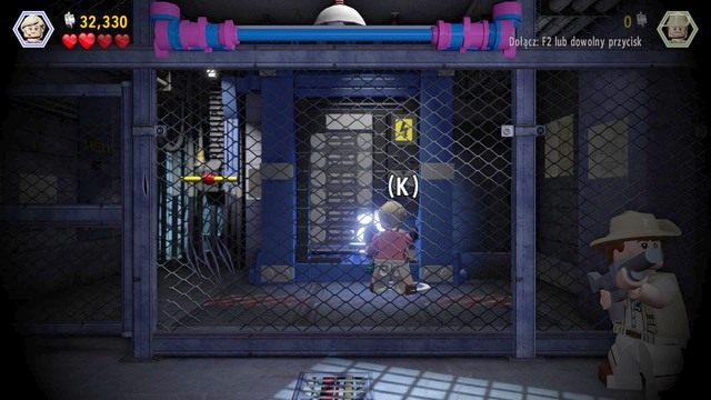 Będąc w środku, podejdź do lewej strony i użyj dźwigni widocznej na obrazku - Przywracanie zasilania | Jurasic Park - opis przejścia - LEGO Jurassic World - poradnik gry