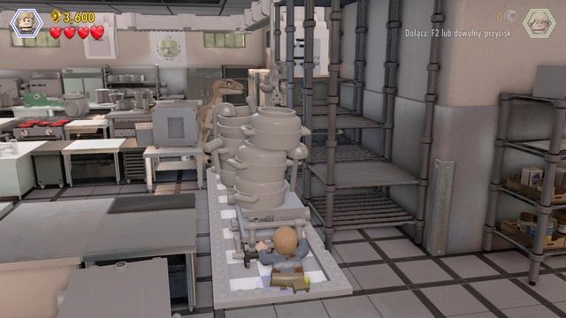 Na górze, przejdź do szybu wentylacyjnego a na drugiej stronie przesuń kolejny wózek w stronę dinozaura, a umożliwisz tym samym przejście Murphy - Centrum dla odwiedzających | Jurasic Park - opis przejścia - LEGO Jurassic World - poradnik gry