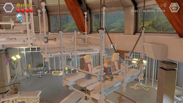 Po dojściu do sali głównej, zmień postać na Granta i dotrzyj do miejsca pokazanego na obrazku - Centrum dla odwiedzających | Jurasic Park - opis przejścia - LEGO Jurassic World - poradnik gry