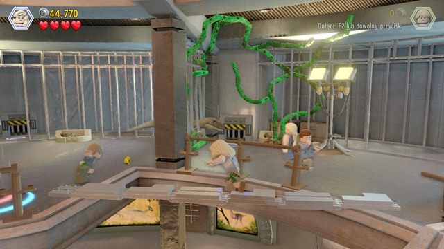 Po rozsypaniu klocków, zbuduj z nich pomost, który pomoże twoim towarzyszom przedostać się na drugą stronę - Centrum dla odwiedzających | Jurasic Park - opis przejścia - LEGO Jurassic World - poradnik gry