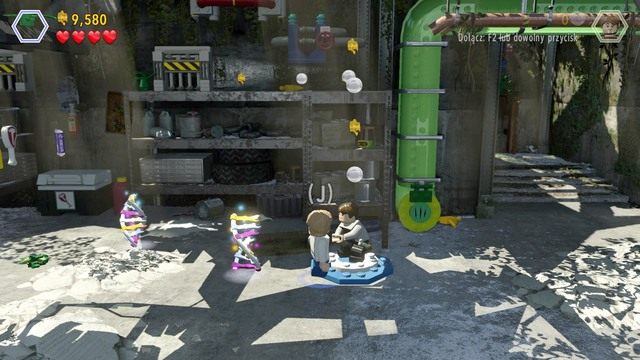 Po przedostaniu się do budynku, przejdź na lewą stronę i jako Zach, podsadź Greya na wyższe piętro - Na wolności | Jurassic World - opis przejścia - LEGO Jurassic World - poradnik gry