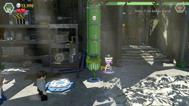 Po uratowaniu dinozaura zmień postać na niego i wejdź do zielonej rury, która poprowadzi cię do drugiej lokacji - Na wolności | Jurassic World - opis przejścia - LEGO Jurassic World - poradnik gry