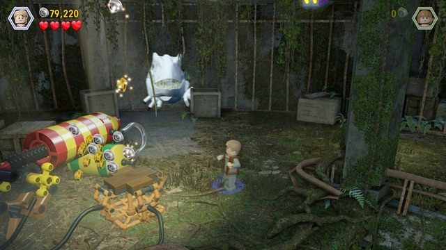 Po ataku dinozaura, zmień postać na Owena i użyj kamuflażu po czym przedostań się do brązowych pojemników i zniszcz je - Na wolności | Jurassic World - opis przejścia - LEGO Jurassic World - poradnik gry