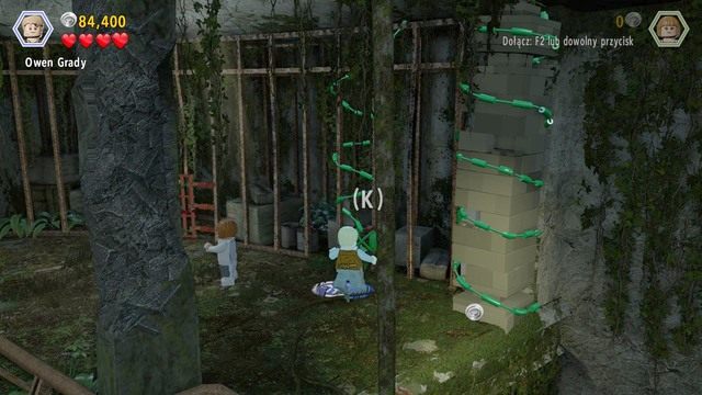 Po drugiej stronie zmień postać na Owena i przerwij linę blokującą dostęp do słupa po czym wskocz na niego i przedostań się na dół - Na wolności | Jurassic World - opis przejścia - LEGO Jurassic World - poradnik gry