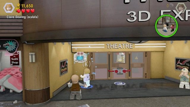 Po zmianie postaci zacznij kontrolować Claire i dostań się do głównego wejścia kina - Atak | Jurassic World - opis przejścia - LEGO Jurassic World - poradnik gry