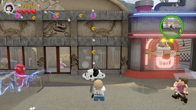 Kontrolując Greya, stwórz z klocków trampolinę po czym skorzystaj z niej jako Zara i wskocz na drążek - Atak | Jurassic World - opis przejścia - LEGO Jurassic World - poradnik gry