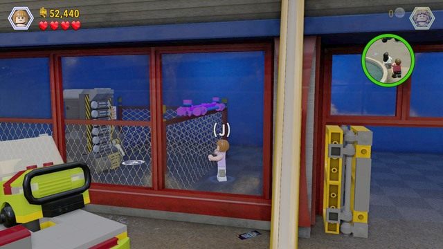 Żeby dostać klucz musisz zmienić postać na Claire lub Owena, którzy są po drugiej stronie parku - Atak | Jurassic World - opis przejścia - LEGO Jurassic World - poradnik gry