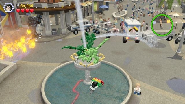 Po włączeniu zasilania, zmień postać na Zarę i wykonaj z klocków przy fontannie ramię - Atak | Jurassic World - opis przejścia - LEGO Jurassic World - poradnik gry