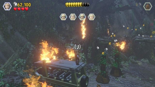 Kontrolując Baryego podejdź do niebieskiego klocka na środku i podążaj za jego śladem - Atak | Jurassic World - opis przejścia - LEGO Jurassic World - poradnik gry