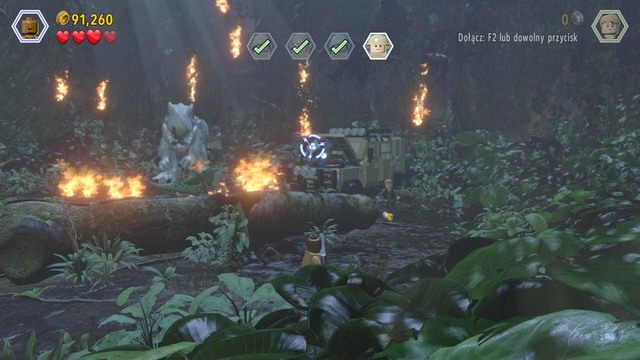 Po dostaniu się na górę, zmień postać na Owena i użyj kamuflażu po czym przejdź na prawą stronę gdzie znajdziesz niebieskie klocki - Atak | Jurassic World - opis przejścia - LEGO Jurassic World - poradnik gry