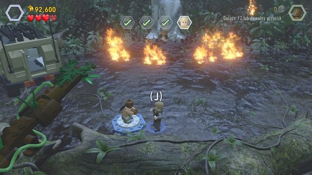 Z rozsypanych klocków stwórz katapultę po czym podsadź Owena i wystrzel z niej w stronę Tyranozaura - Atak | Jurassic World - opis przejścia - LEGO Jurassic World - poradnik gry