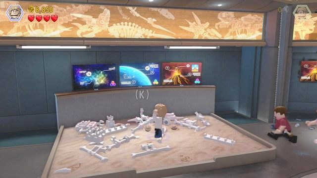 Po wejściu do sali głównej, podejdź do ściany jako Claire i zhakuj terminal - Wielkie starcie | Jurassic World - opis przejścia - LEGO Jurassic World - poradnik gry