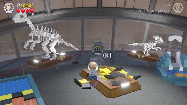 Z rozsypanych klocków stwórz ramię z młotkiem, którym rozbij szybę z velociraptorem - Wielkie starcie | Jurassic World - opis przejścia - LEGO Jurassic World - poradnik gry