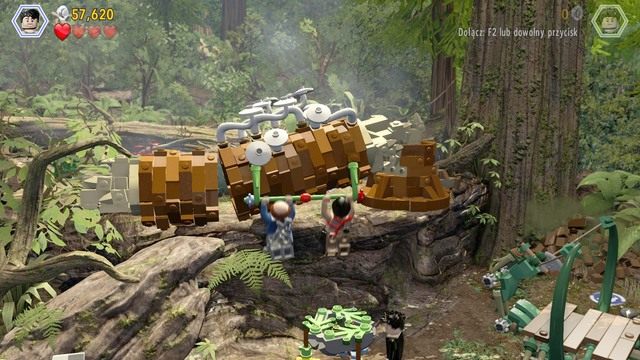 Kontrolując postać Eddiego zabierz niebieski przedmiot z jaskini i idź jego śladem - Isla Sorna | Jurassic Park The Lost World - opis przejścia - LEGO Jurassic World - poradnik gry