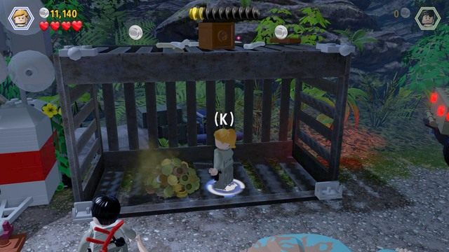 Jako Malcolm, podejdź do klatki dinozaura i przetnij łańcuchy w odpowiednim momencie - Przybycie InGenu | Jurassic Park The Lost World - opis przejścia - LEGO Jurassic World - poradnik gry