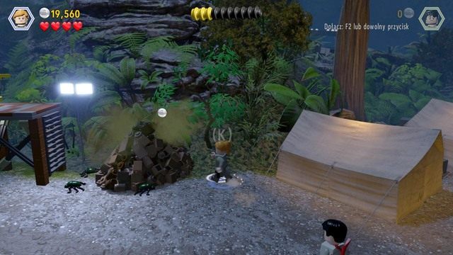 Po odparciu ataku InGenu, podejdź jako Sarah do odchodów obok namiotu, wykop z nich rożka po czym Wróć z tym przedmiotem do dinozaura - Przybycie InGenu | Jurassic Park The Lost World - opis przejścia - LEGO Jurassic World - poradnik gry