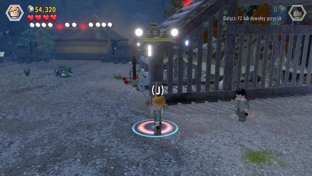 Po przedostaniu się na wyższy poziom, podjedź do miejsca pokazanego na obrazku i uwolnij dinozaura z klatki za pomocą postaci Sary - Przybycie InGenu | Jurassic Park The Lost World - opis przejścia - LEGO Jurassic World - poradnik gry