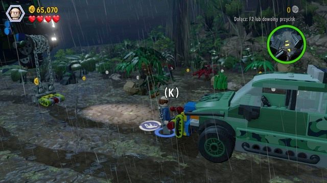 Po zmianie postaci na Eddiego, podejdź do niebieskiego klocka widocznego na obrazku i idź za jego śladem - Przybycie InGenu | Jurassic Park The Lost World - opis przejścia - LEGO Jurassic World - poradnik gry