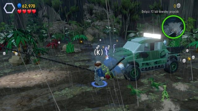 Po ataku tyranozaura, podejdź jako Eddie do maski samochodu i spróbuj ją naprawić po czym wykonaj ponownie omawianą wcześniej minigrę - Przybycie InGenu | Jurassic Park The Lost World - opis przejścia - LEGO Jurassic World - poradnik gry