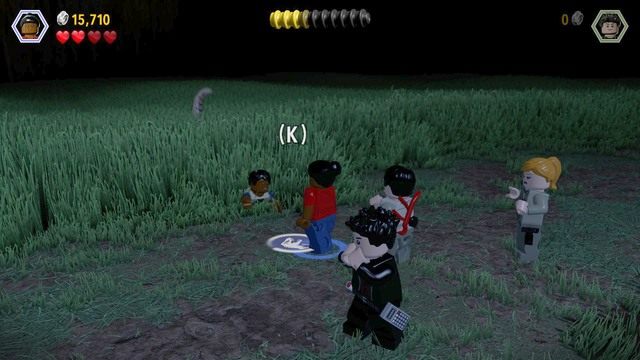Po dotarciu na miejsce podejdź do pierwszego uwięzionego człowieka i uwolnij go (po uwolnieniu ich pięciu dostaniesz bursztyn z dinozaurem) - Zwierzyna | Jurassic Park The Lost World - opis przejścia - LEGO Jurassic World - poradnik gry
