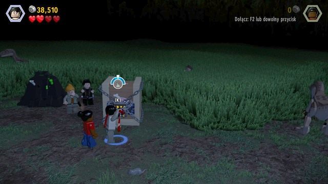 Żeby przejść obok blokującego drogę velociraptora, musisz zniszczyć pokazaną na obrazku klatkę - Zwierzyna | Jurassic Park The Lost World - opis przejścia - LEGO Jurassic World - poradnik gry