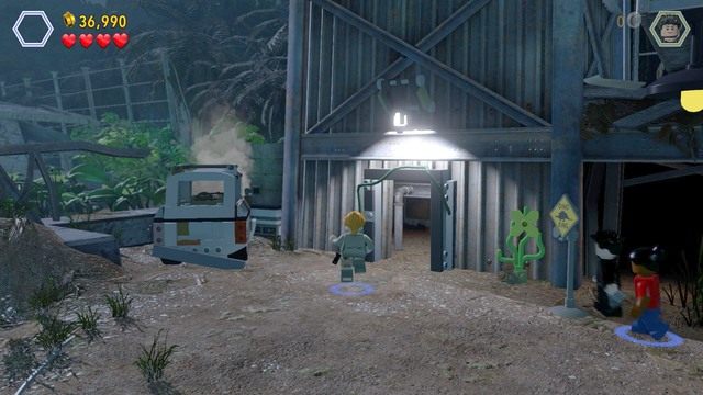 Włącz zasilanie stacji benzynowej w środku pomieszczenia i pociągnij węża do samochodu obok po czym wsiądź za kierownicę i wykonaj unik kiedy zaatakuje cię velociraptor - Centrum komunikacyjne | Jurassic Park The Lost World - opis przejścia - LEGO Jurassic World - poradnik gry