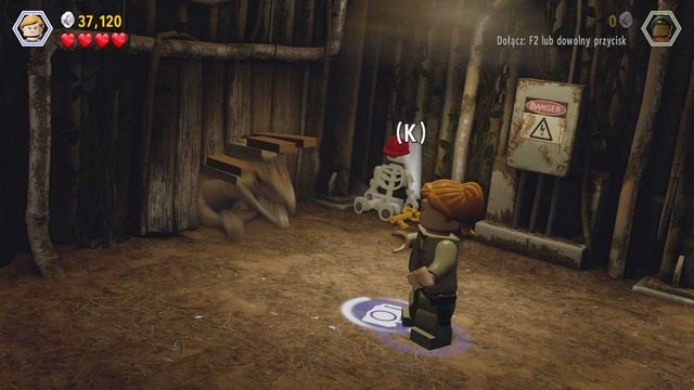 Po wejściu do wieży radiowej, przejdź na prawą stronę jako Sarah i wykonaj zdjęcie velociraptorowi by się od niego odgonić - Centrum komunikacyjne | Jurassic Park The Lost World - opis przejścia - LEGO Jurassic World - poradnik gry