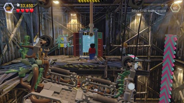 Na drugim piętrze skorzystaj z trampoliny i drążków powyżej by dostać się na kolejną ściankę - Centrum komunikacyjne | Jurassic Park The Lost World - opis przejścia - LEGO Jurassic World - poradnik gry