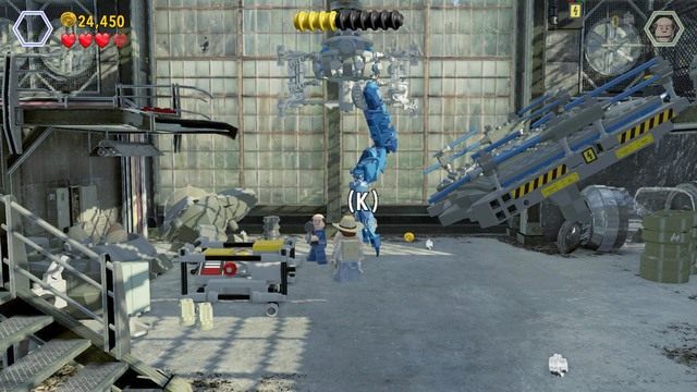 Jak dostaniesz się do środka, zejdź schodami na dół i napraw mechaniczną, niebieską łapę jako Paul - Placówka hodowlana | Jurassic Park III - opis przejścia - LEGO Jurassic World - poradnik gry