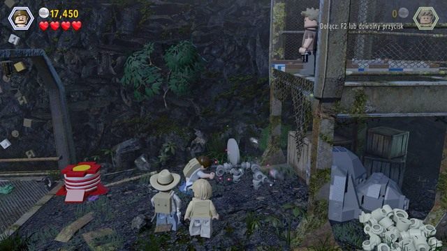 Zniszcz czerwone pojemniki i z rozsypanych na ziemi klocków stwórz narzędzie do pozbycia się dinozaura z drogi - Klatka dla ptaków | Jurassic Park III - opis przejścia - LEGO Jurassic World - poradnik gry