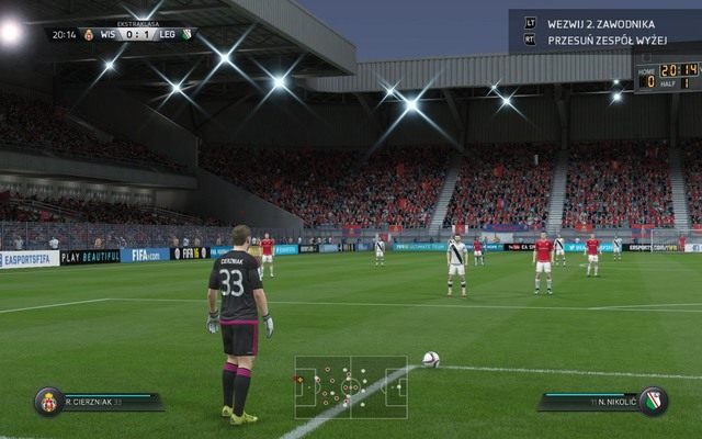 Daleki wykop to najmniej precyzyjny, ale także dający najmniejszy margines błędu sposób wznowienia gry spod własnej bramki - Jak wznowić grę bramkarzem? | Obrona w FIFA 16 - FIFA 16 - poradnik do gry