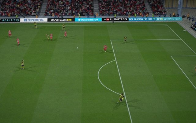 Zdecydowana większość akcji kontrujących rozgrywa się skrzydłami boiska - to właśnie tam najczęściej znajdziemy dynamicznych, kreatywnych graczy, którzy jednym sprintem potrafią rozerwać szyki obronne przeciwnika i zagrać precyzyjne dośrodkowanie w pole karne - Jak wyprowadzić skuteczną kontrę? | Atak w FIFA 16 - FIFA 16 - poradnik do gry