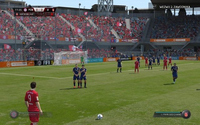 Jeśli znajdujemy się w pokaźnej odległości od bramki, a rzut wolny koniecznie chcemy zakończyć mocnym, prostym uderzeniem w kierunku bramki, warto po prostu postawić na moc i siłę, rezygnując z precyzji takiego strzału - Rzuty wolne | Stałe fragmenty gry w FIFA 16 - FIFA 16 - poradnik do gry