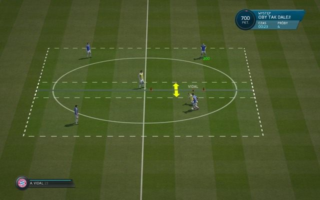 Tym razem naszym zadaniem jest wykonanie jak największej ilości podań pomiędzy zawodnikami umieszczonymi po dwóch stronach małego placu - Podania | Gry treningowe w FIFA 16 - FIFA 16 - poradnik do gry