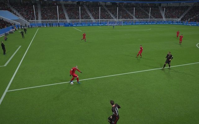 Podbicie piłki środstopiem - to świetny sposób na to, by bardzo efektownie przerzucić piłkę nad zawodnikiem i sprawić, że trafi ona do najbliższego zawodnika lub też wyląduje na wolnym polu - Triki | Podstawowe zagrania w FIFA 16 - FIFA 16 - poradnik do gry