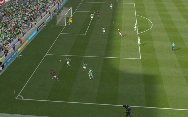 Nieco niższe dośrodkowanie umożliwia graczom skorzystanie z możliwości szybkiego wybiegu przed obrońców i skierowanie piłki do siatki za pomocą dynamicznego wejścia między defensorów - Dośrodkowania | Podstawowe zagrania w FIFA 16 - FIFA 16 - poradnik do gry