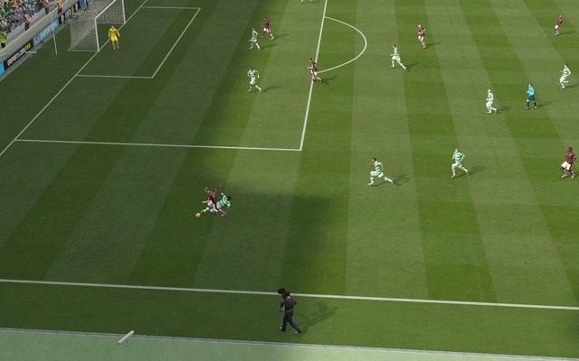 Dostosowanie tempa biegu do atakującego to dobry sposób na zyskanie czasu potrzebnego na uporządkowanie ustawienia formacji obronnych - odpowiednio kontrolowany zawodnik z pewnością nie zagra piłki w pole karne, a jeśli to zrobi, to ta zazwyczaj zostaje zablokowana bądź zbita prosto na rzut rożny - Podstawowe zagrania | Obrona w FIFA 16 - FIFA 16 - poradnik do gry