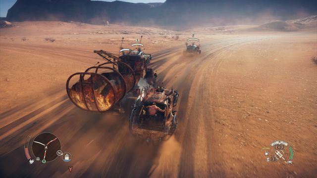 Posiadając odpowiednie ulepszenie możesz uczepić sie ciężarówki, konsekwentnie obniżając jej wytrzymałość. - Konwoje w Mad Max | Aktywności - Mad Max - poradnik do gry
