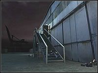 Następnym krokiem jest bezpieczne podejście na schody pierwszego magazynu - Misja 03 - Barren Garden | Suma Wszystkich Strachów - Suma Wszystkich Strachów - poradnik do gry