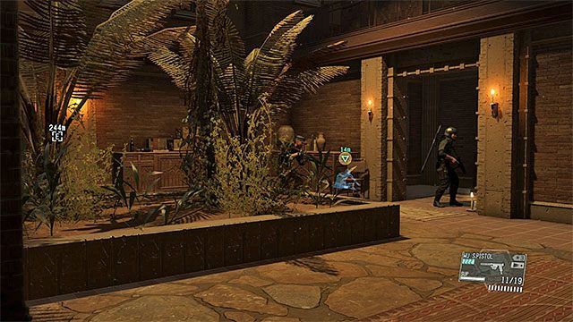 Zajmij się strażnikami rozstawionymi przy wyjściu z posiadłości - Ekstrakcja Code Talkera | Misja 28 - Code Talker | Solucja Metal Gear Solid V - Metal Gear Solid V: The Phantom Pain - poradnik do gry