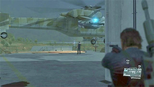 Oficjela możesz ogłuszyć niedługo po tym jak wysiądzie ze śmigłowca - Wyeliminowanie oficjela CFA | Misja 21 - The War Economy - Metal Gear Solid V: The Phantom Pain - poradnik do gry