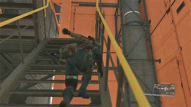 Dotrzyj do schodów i wyrusz w stronę górnej części platformy R&D - Wyeliminowanie wrogiego dowódcy | Misja 22 - Retake the Platform - Metal Gear Solid V: The Phantom Pain - poradnik do gry