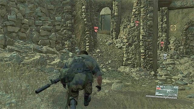 Staraj się wybierać mniej uczęszczane przez wrogów ścieżki i unikać niepotrzebnych konfrontacji - Poruszanie się niezauważenie po świecie gry | Skradanie się w MGS V - Metal Gear Solid V: The Phantom Pain - poradnik do gry