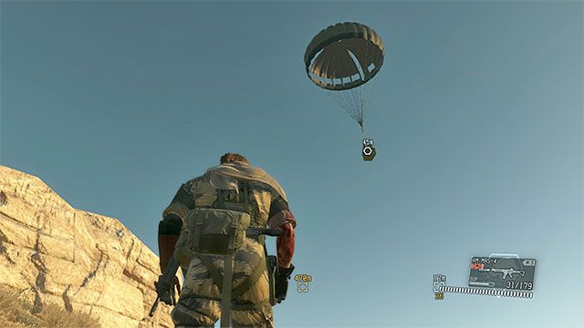 Zapasy dotrą w wybrane przez Ciebie miejsce w przeciągu kilkunastu sekund - Wzywanie zrzutów z zaopatrzeniem | Eksploracja świata gry w MGS V - Metal Gear Solid V: The Phantom Pain - poradnik do gry