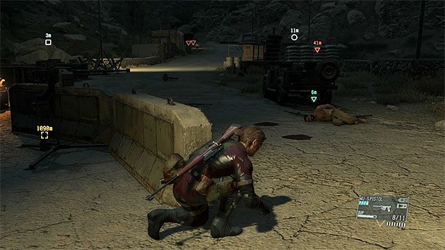Po wyeliminowaniu wrogów podejdź do jeńca - Podróż do miejsca ukrycia broni Honey Bee | Misja 6 - Where Do the Bees Sleep? - Metal Gear Solid V: The Phantom Pain - poradnik do gry