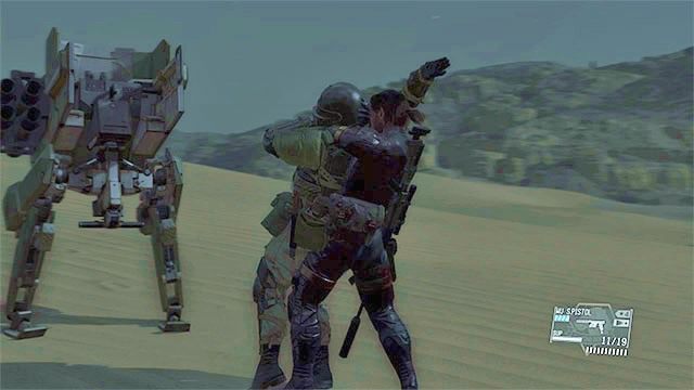 Maszyny kroczące możesz zachodzić od tyłu i wyrzucać osoby, które nimi operują - Pozostałe opcjonalne cele w misji To Know Too Much | Misja 32 - To Know Too Much - Metal Gear Solid V: The Phantom Pain - poradnik do gry