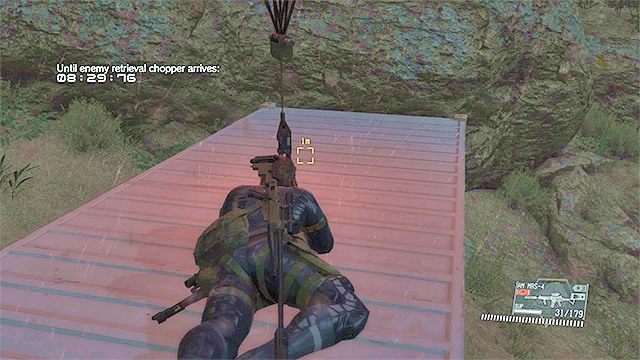 Połóż się szybko na dachu fultonowanego drugiego kontenera - Odnalezienie i ekstrakcja dwóch kontenerów | Misja 35 - Cursed Legacy - Metal Gear Solid V: The Phantom Pain - poradnik do gry