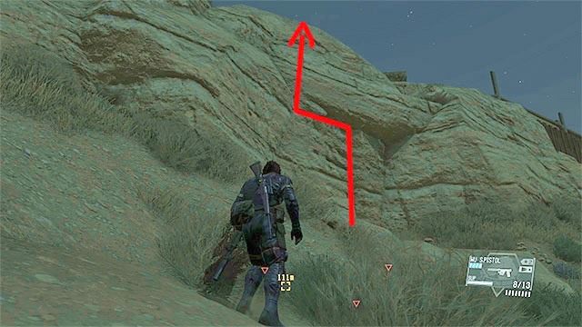 Lepszym sposobem na dotarcie do górnej części bazy jest zdecydowanie się na wspinaczkę po skałach zlokalizowanych na lewo (czyli na zachód) od głównego wejścia - Przedostanie się do górnej części koszar | Misja 5 - Over the Fence - Metal Gear Solid V: The Phantom Pain - poradnik do gry